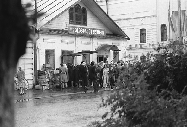 «Исчез кефир, зато всегда есть водка» жизни, дефицит, советской, советские, одного, других, городе, говорят, дефицитом, система, стоял, только, перебои, продукты, когда, заказы, сотрудников, поколения, стороны, однако