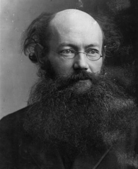 175 лет назад, 9 декабря 1842 года, родился Пётр Алексеевич Кропоткин – русский революционер, теоретик анархизма, философ, историк и географ.