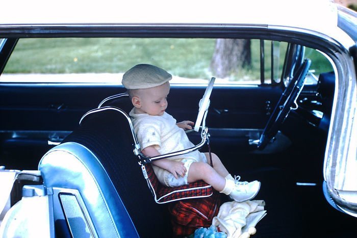 19. Ребенок в детском автомобильном кресле 20 век, 20 век в цвете, 50-е, 50-е года, жизнь в Америке, жизнь в сша, старые фотографии, сша
