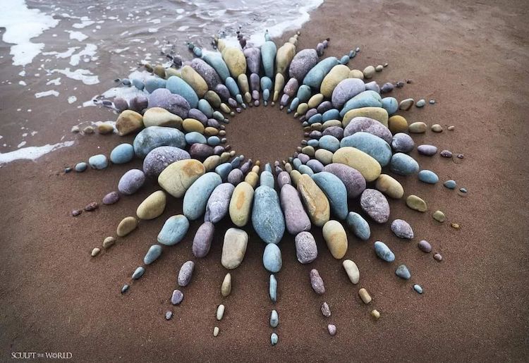 Художник Джон Форман превращает обычный пляж с галькой в гипнотический лэнд-арт на берегу океана 