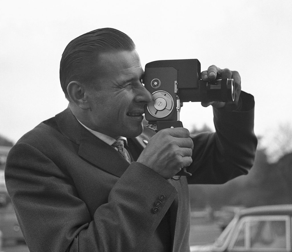 За испытанием новой кинокамеры в Лондоне, 1963.
