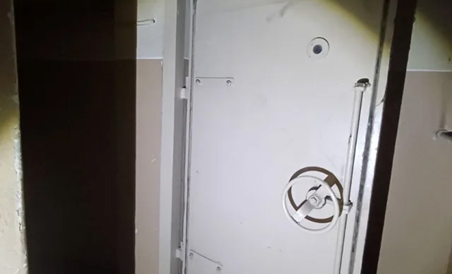 Польский сталкер случайно нашел подвал с ядерным бункером. Внутри советские противогазы, аптечки и вещи 1970-х годов - похожая новость на Toplenta