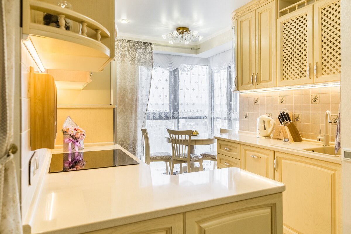 Во всем не стандарт: от конфигурации до цвета. Солнечная изысканная кухня с фасадом из массива дуба и шикарной столешницей идеи для дома,интерьер и дизайн,кухня