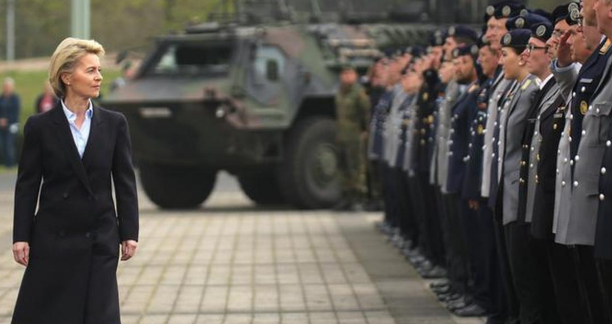 Среди высших германских военных по отношению к своему министру сложился интересный консенсус. Они её дружно терпеть не могли, но терпели. Фото Бундесархив.