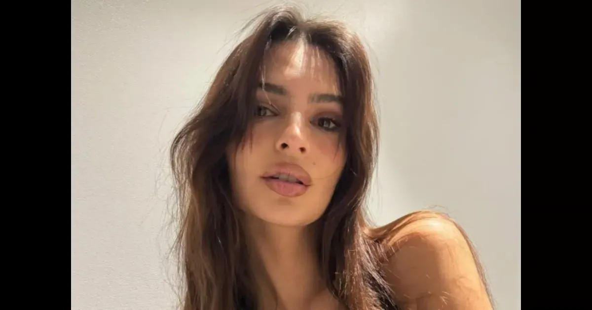 Эмили Ратаковски поделилась снимком топлес из отпуска в Японии