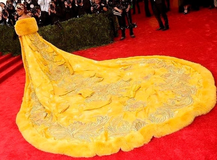 рианна в желтом платье с длинным шлейфом
