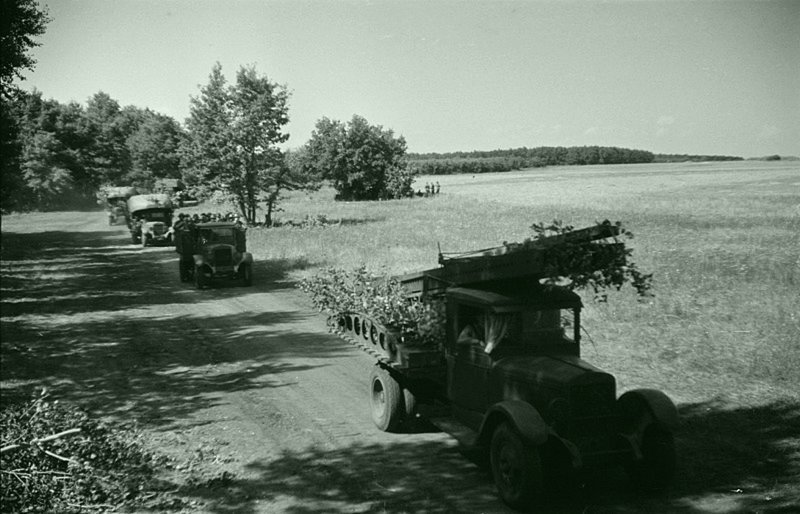 Автомобильная колонна советского тяжелого понтонного парка Н2П образца 1932 г. на марше. На переднем плане специальный автомобиль ЗиС-5 для перевозки пролетных строений. Автор: Семен Фридлянд. Автомобили РККА, Великая Отечественная Война, СССР