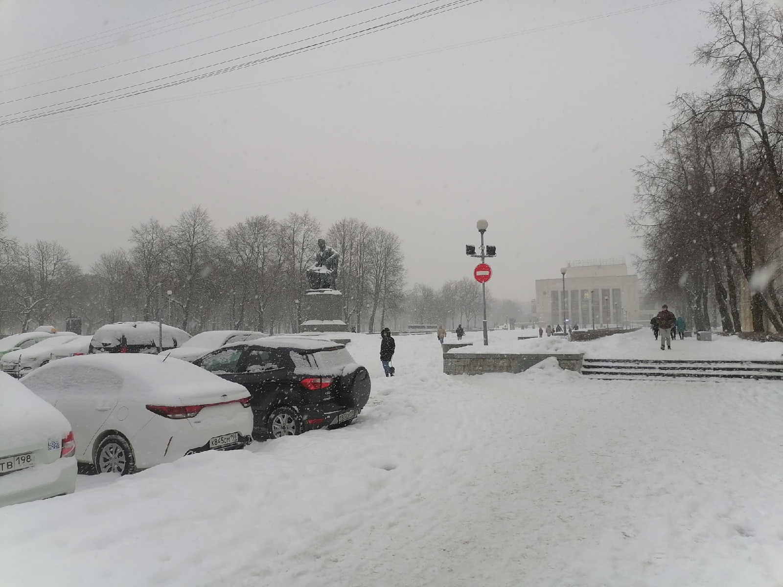 Скользкая тема: в Петербурге из-за гололеда тысячи людей оказались в травмпункте