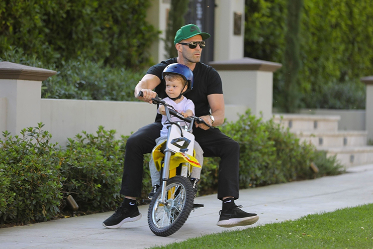 Неудержимые: Джейсон Стэтхэм учит 2-летнего сына езде на мотоцикле Дети,Дети знаменитостей