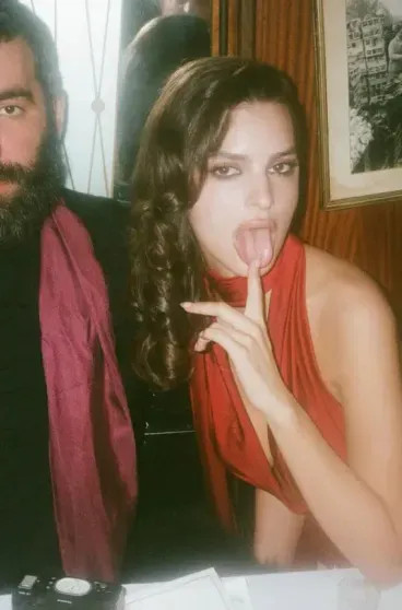 Эмили Ратаковски поделилась снимком топлес из отпуска в Японии Ратаковски, Эмили, ЯпонииЭмили, модель, одном, замуж, призналась, Однако, Ромена, отношения, Ромен, Гавраса, Японии, актёра, стали, Остином, принадлежит, романы, приписывали, развода