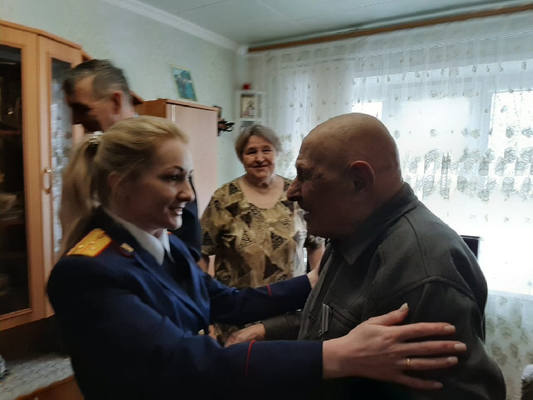 Следователи пришли с подарками к участнику Сталинградской битвы