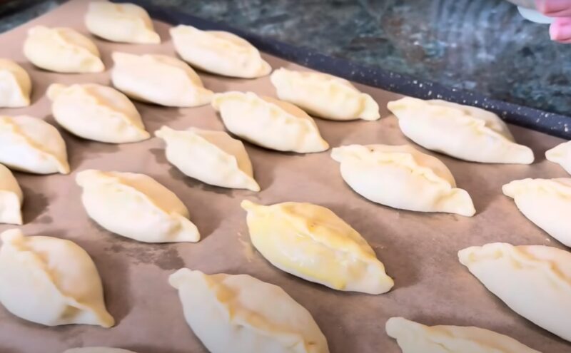 Сытные пирожки по сказочному рецепту. Вкусно, по-домашнему: каждая хозяйка мечтает их приготовить Сытные пирожки по сказочному рецепту. Вкусно, по-домашнему: каждая хозяйка мечтает их приготовить масло, пирожки, тесто, пирожков, можно, пласты, теста, члсоль, гсливочное, смешиваем, через, готовим, перцем, белком, черным, перемешиваемВзбиваем, разрыхлитель, высыпаем, крошки, сливочной