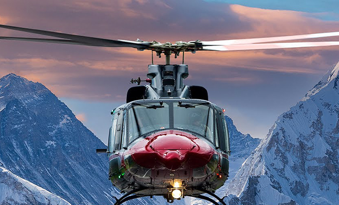Полет на вертолете из аэропорта Лукла на Эверест. Видео из кабины пилота