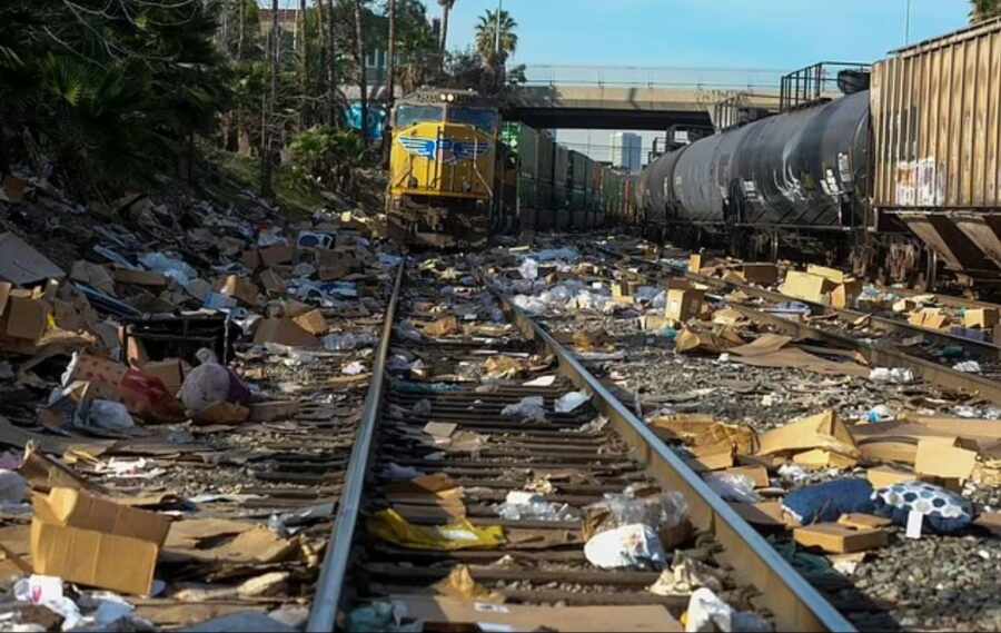 Картинка — как из страны третьего мира: сотни метров путей сплошь усеяны вскрытыми коробками от посылок.