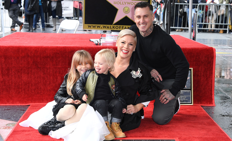 Такая нежность: Пинк и Кэри Харт трогательно поздравили друг друга с годовщиной свадьбы