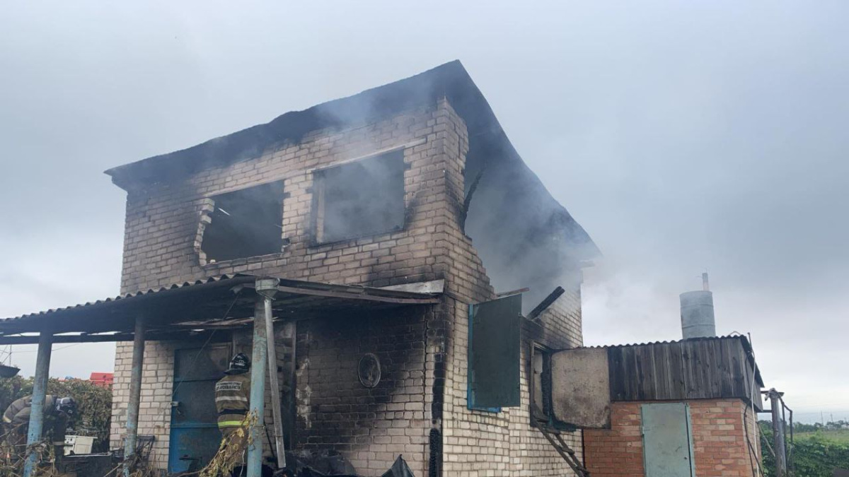 15-летний подросток погиб в горящем дачном доме в Самарской области