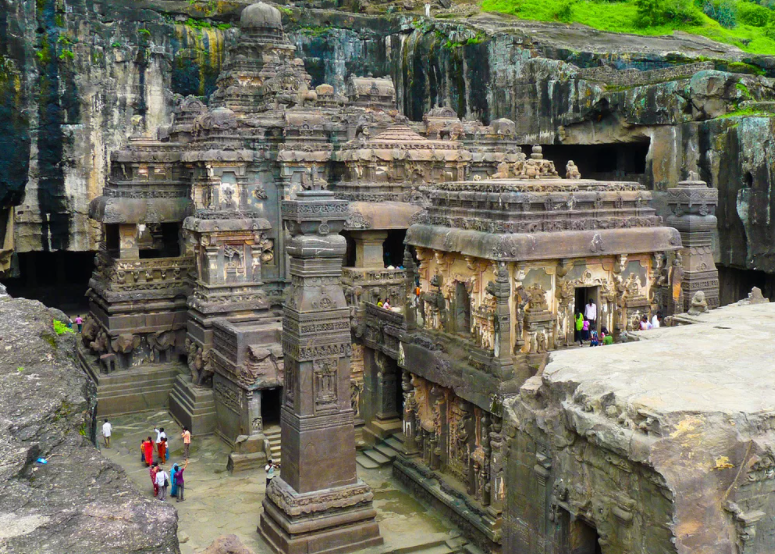 Необыкновенное архитектурное сооружение храм Кайласанатха (Кайласа), что в переводе означает "Владыка Кайлысы", был построен в 700-1000 годах нашей эры.-8