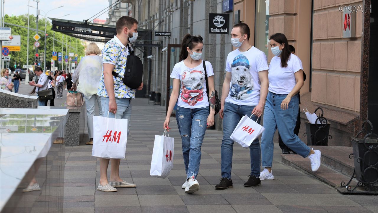 В москве проживает человек. Почти половина россиян. Жить в Москве. Как живут люди в Москве. Туристы покупают мед.