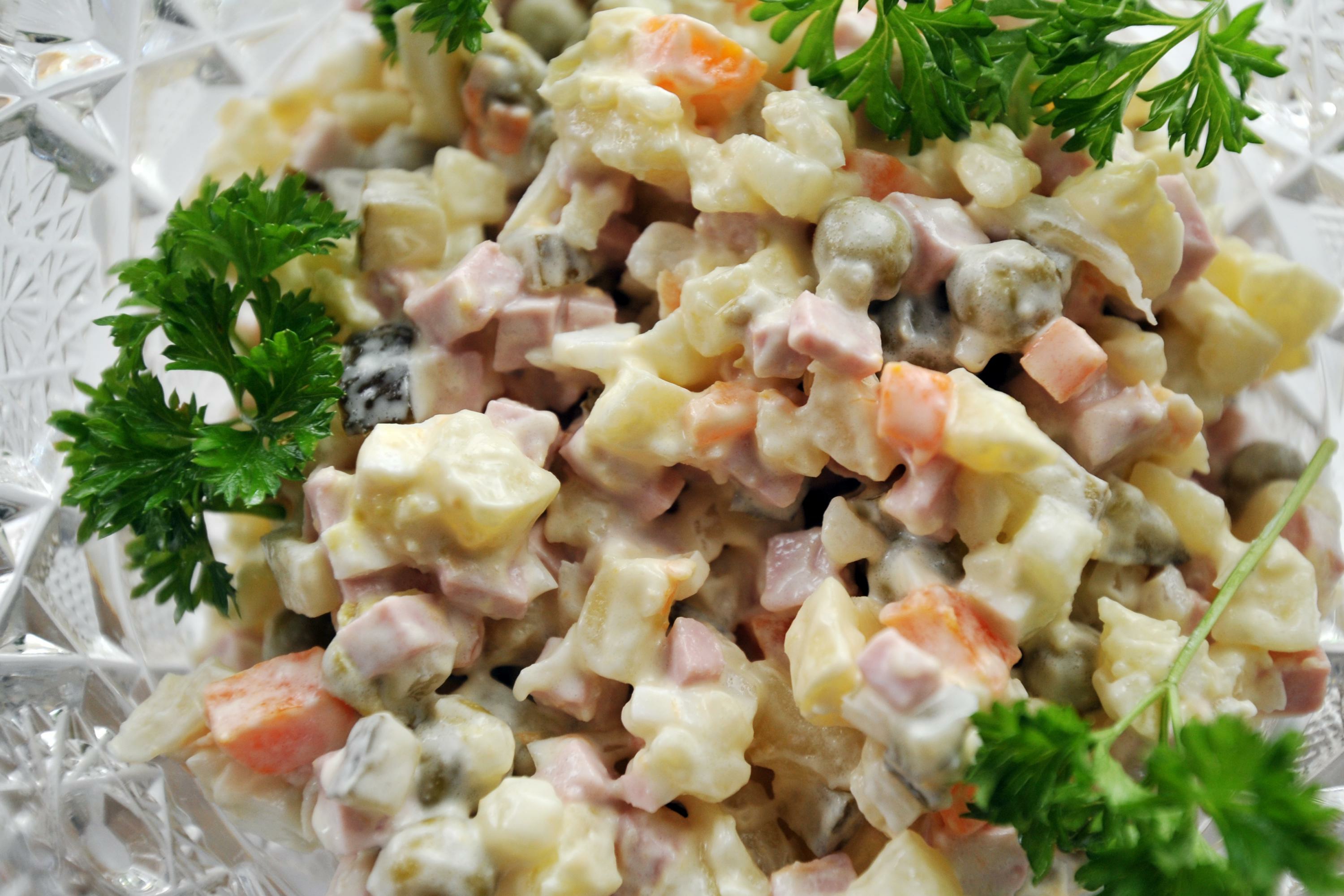 Салат оливье домашний. Доедаем салатики. Салаты после нового года приколы. Тазик оливье. Кот и оливье.