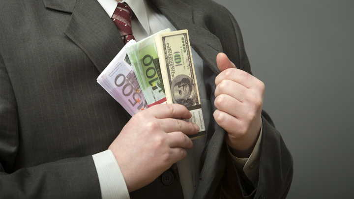 "Взятки подвозили и на Rolls-Royce": Осужденный полковник ФСБ раскрыл многомиллионные махинации