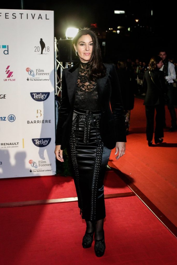 Шикарная Моника Беллуччи и ее коллекция черных роскошных нарядов Шикарная Моника Беллуччи и ее коллекция черных роскошных нарядов супер