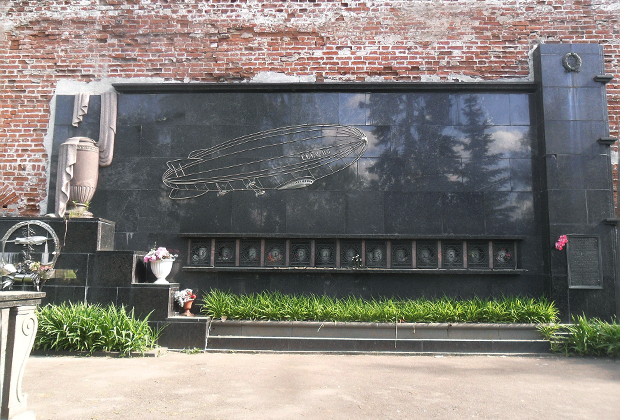Колумбарные плиты погибших аэронавтов на Новодевичьем кладбище