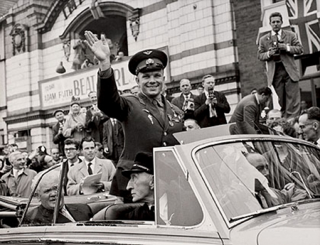 Посещаете эту страну первый. Юрия Гагарина после полета. Гагарин 14 апреля 1961. Встреча Юрия Гагарина после полета в космос.
