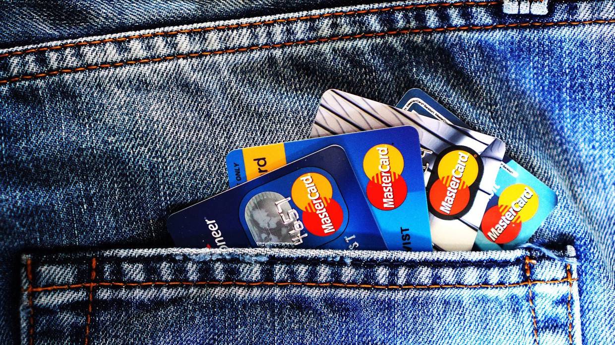 Юрист Уткин призвал отказаться от лишних банковских карт