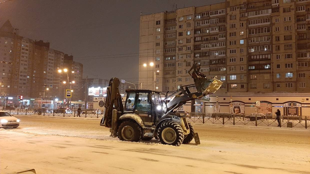 Трактор опрокинулся при столкновении с легковушкой на Варшавской улице в Петербурге