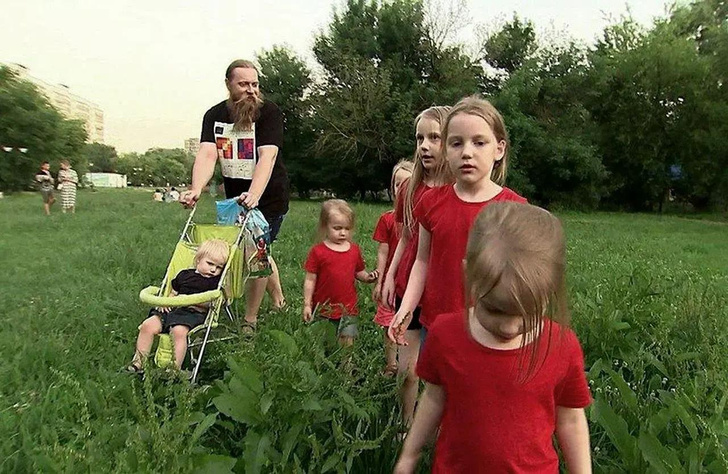 Танцы и знаменитости: 8-летняя сестра Алисы Тепляковой отметила выпускной с отцом