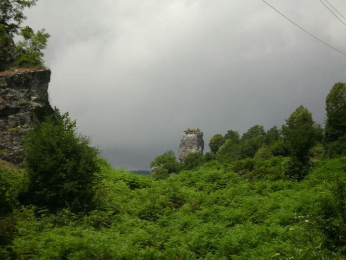 Церкви на огромных скалах 