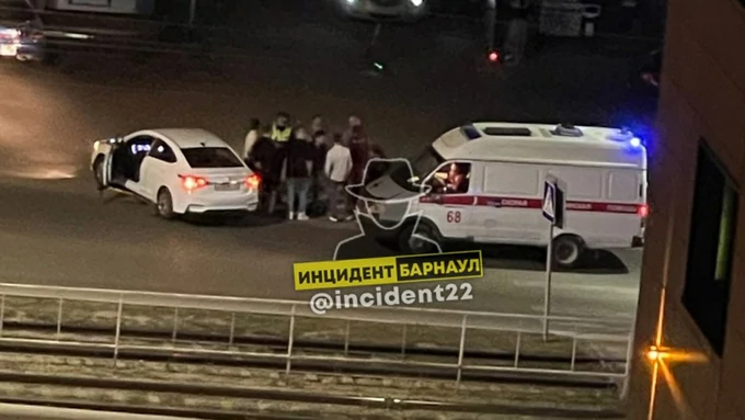 Водитель иномарки сбил самокатчика в Барнауле