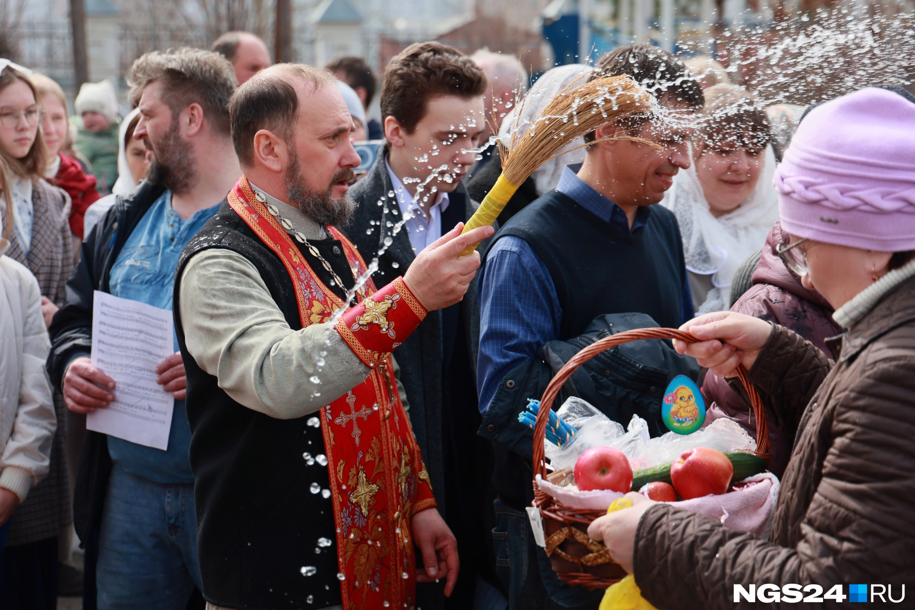 Сотни красноярцев собрались в храмах, чтобы освятить свои яйца и куличи на Пасху