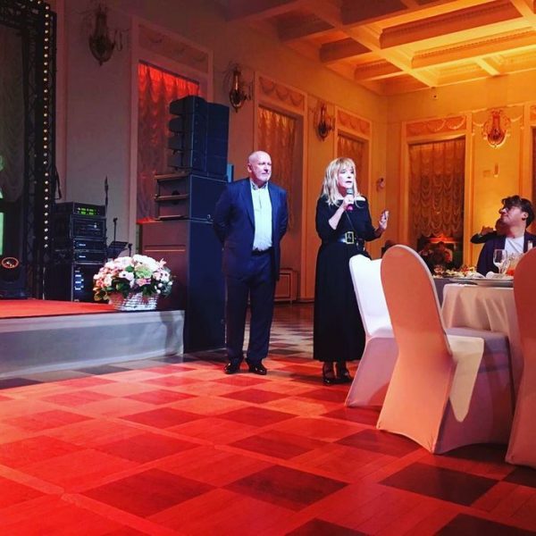 Затмила всех и подарила кольцо: Алла Пугачева в шикарном платье от души развлеклась на юбилее Муравьевой Затмила всех и подарила кольцо: Алла Пугачева в шикарном платье от души развлеклась на юбилее Муравьевой