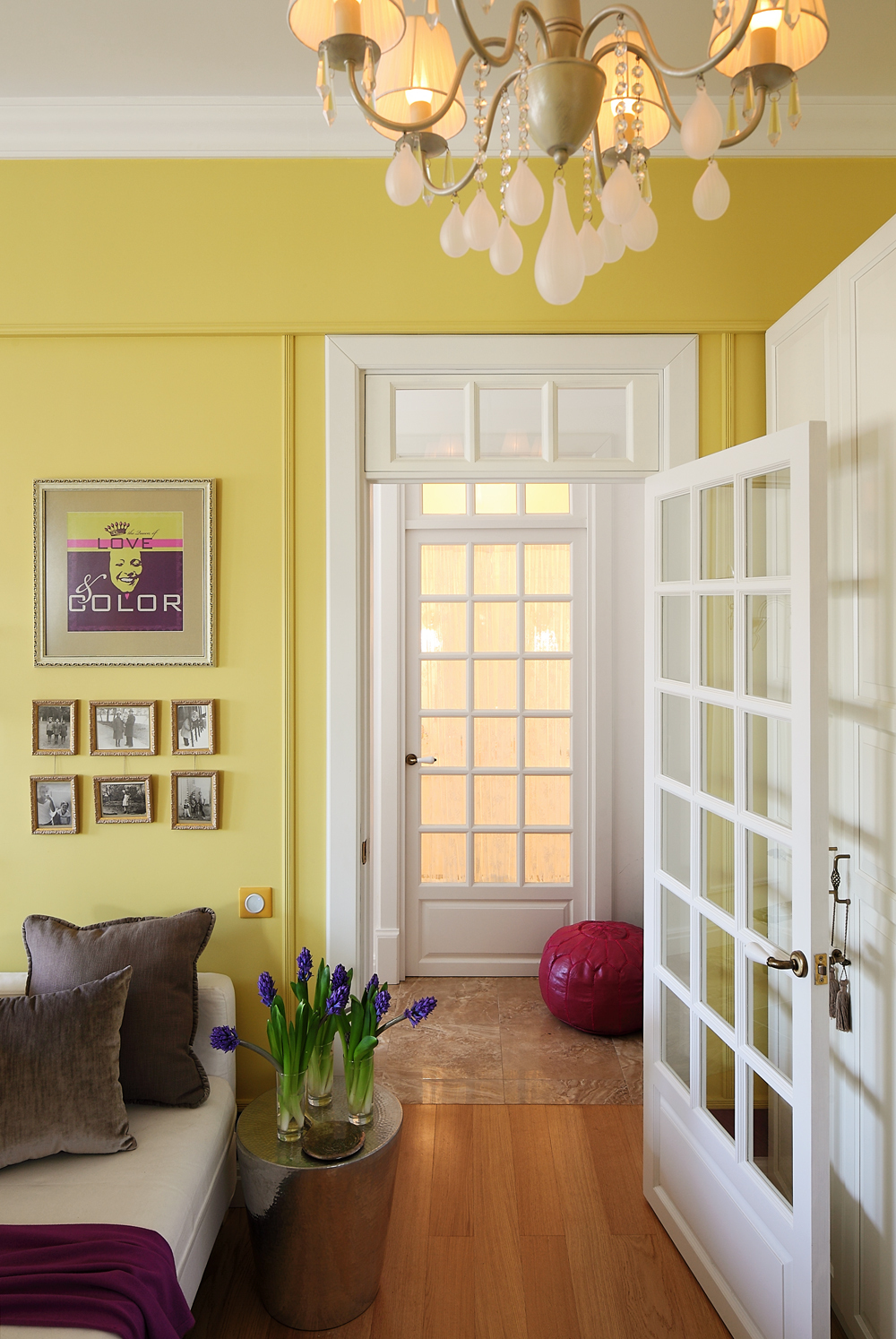 Белые двери желтые стены