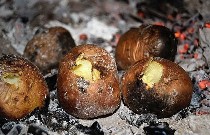 proza.ru / Картофель получался ароматным благодаря дыму и жару. proza.ru / Картофель получался ароматным благодаря дыму и жару.