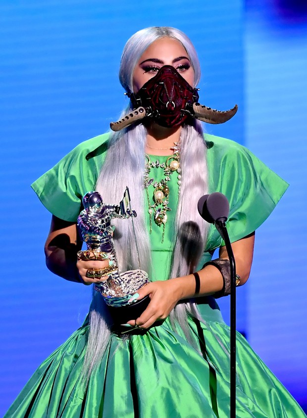 Фото №5 - Рога, шипы, розовый латекс и шлем НЛО: шесть фантастических кутюрных масок Леди Гаги на премии VMA