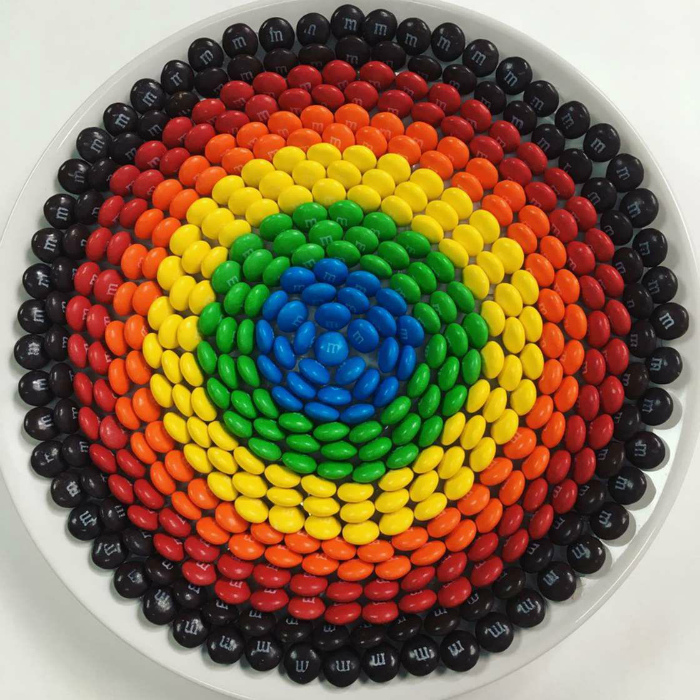 Произведение искусства из сладеньких цветных драже. | Фото: Pinterest.