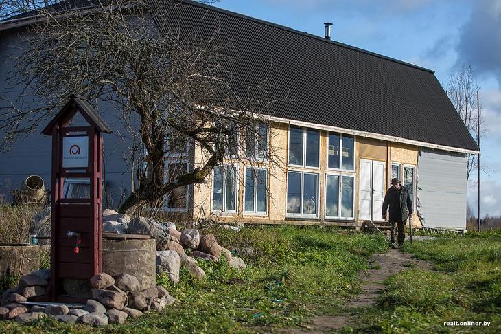 «Вложил сюда все свои сбережения». Как один человек возрождает деревню на Голубых озерах 