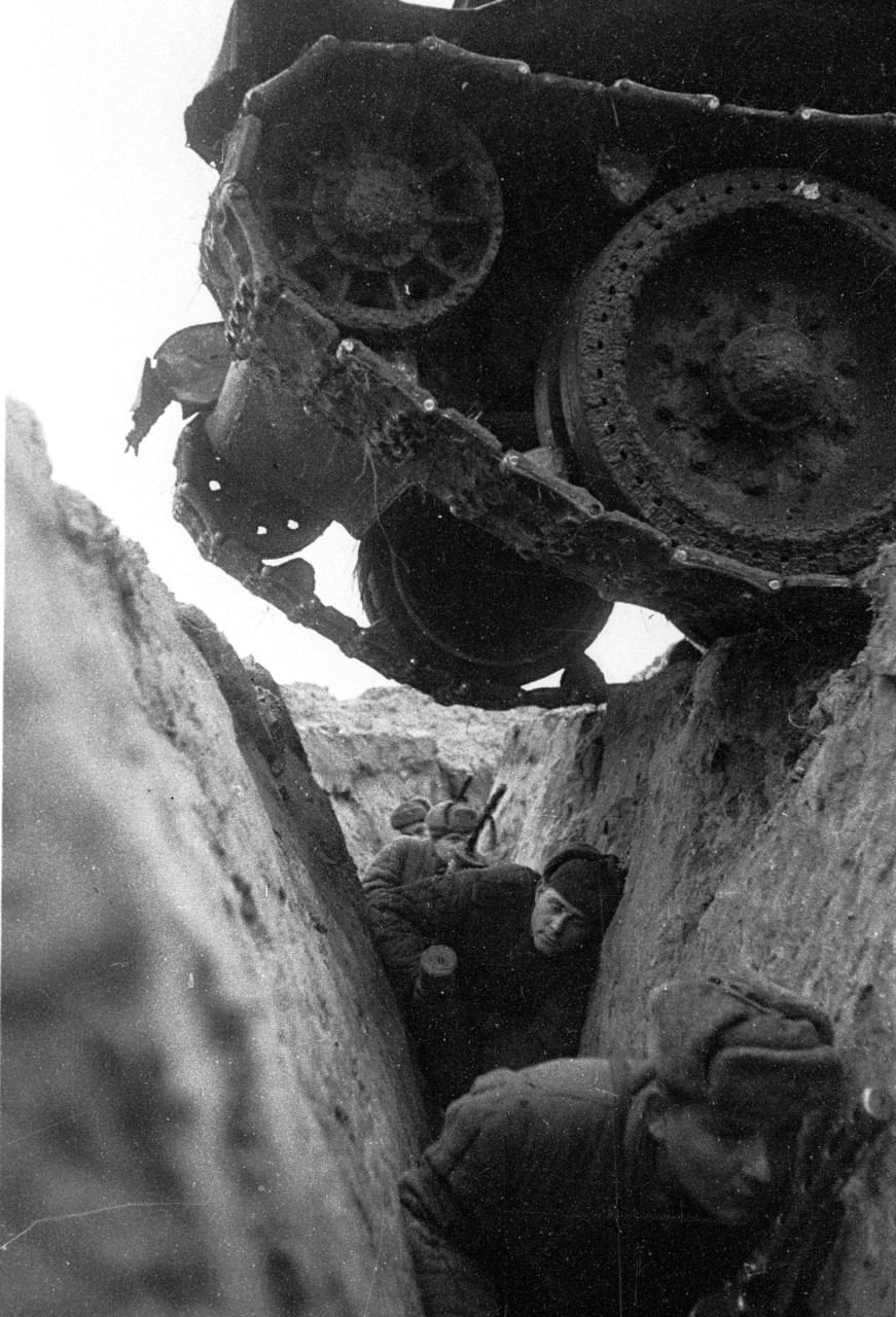 Под гусеницами танка. Фото марка Маркова-Гринберга
