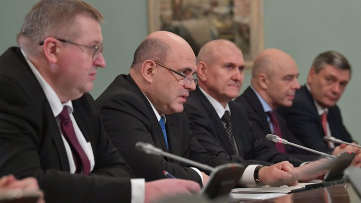 "Итальянская забастовка" в правительстве: Пытались ударить по Мишустину, а попали по Медведеву