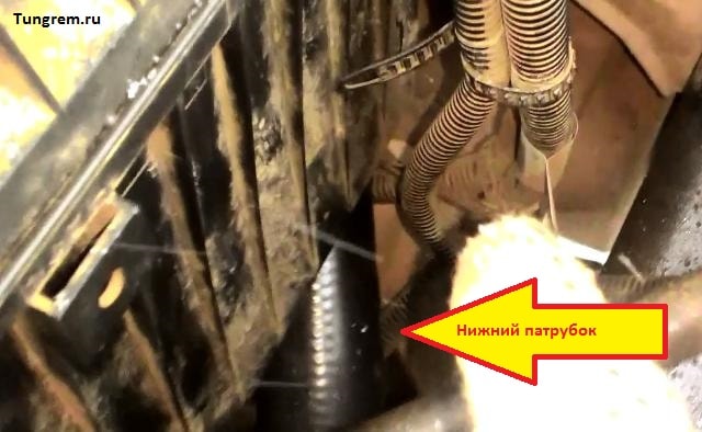 Нижний патрубок Лада Калина