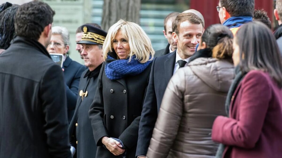 В материале РИАМО разбираемся, откуда растут ноги у слухов о том, что жена президента Франции – бывший мужчина, сменивший пол.
