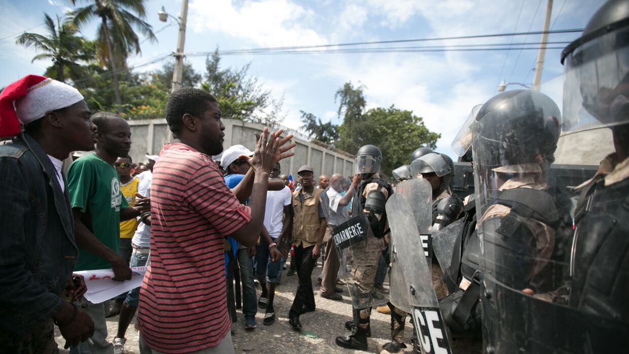 В Гаити продолжаются протесты против правительства, поддерживаемого ООН и США