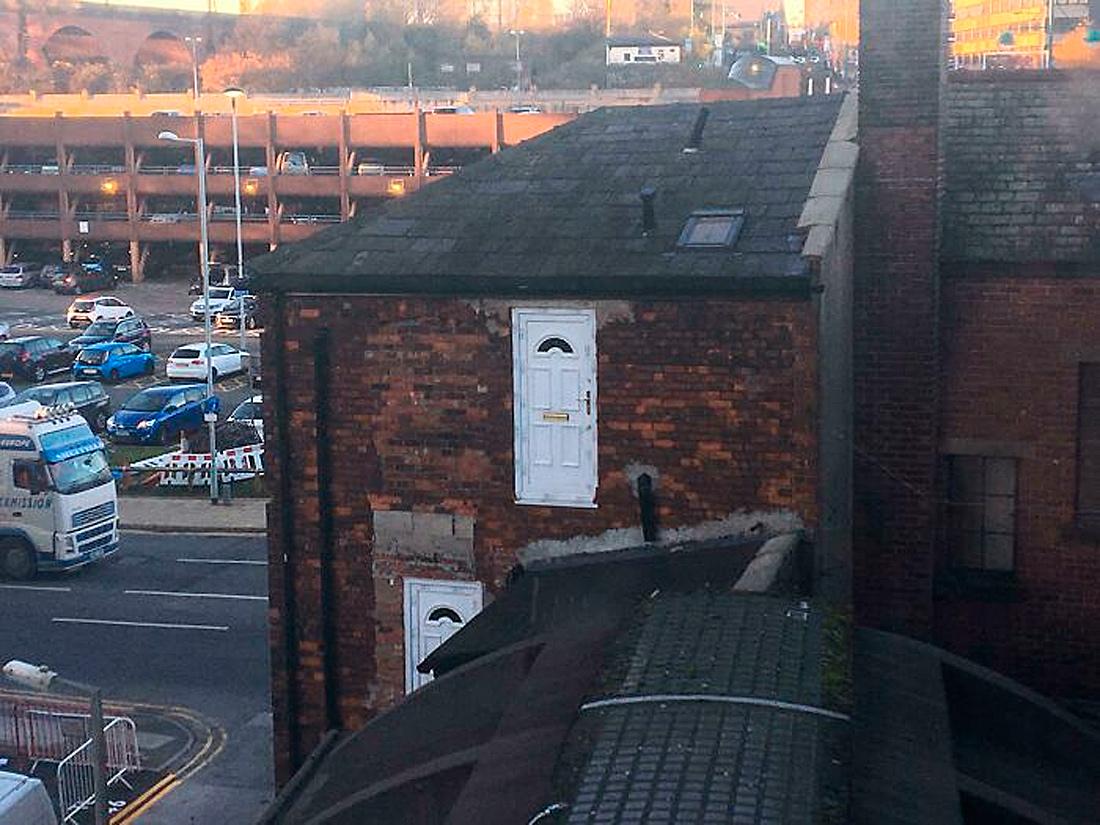 Дверь на пустыре