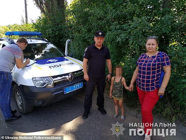 Сейчас власти приняли меры, чтобы забрать мальчика у 36-летнего отца и 27-летней мачехи, сообщают в Украине. "Он был прикован цепью, как собака", - говорилось в одном отчете.