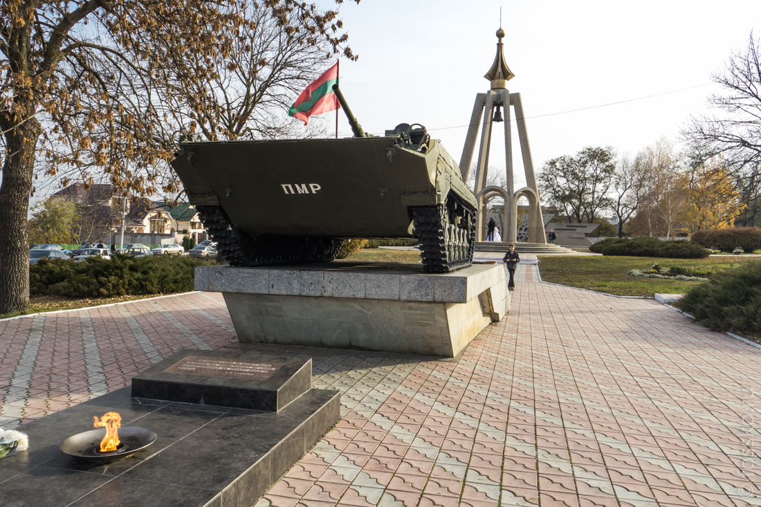 Бендеры википедия. Город Бендеры Приднестровье. Мемориальные комплексы Бендеры. Приднестровье Бендеры Тирасполь. Мемориал БМП Бендеры.