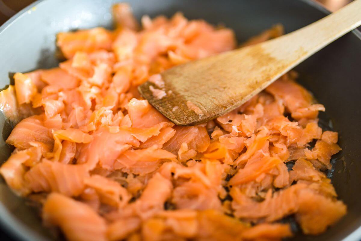 Рыба по-русски: сытный полезный ужин за полчаса минут, около, чтобы, Время, рафинированного, Помешивая, кусочки, сковороду, добавить, прозрачным, станет, маслаКогда, растительного, обжарить, количестве, небольшом, после, полукольцами, порезать, поперчить Лук