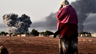 Дым после авиаудара сил коалиции в Сирии. Архивное фото