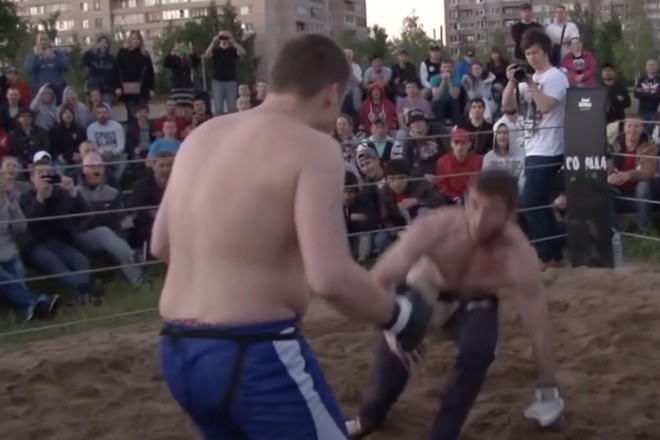 Зритель из толпы вышел на ринг и наказал самоуверенного ММА-бойца